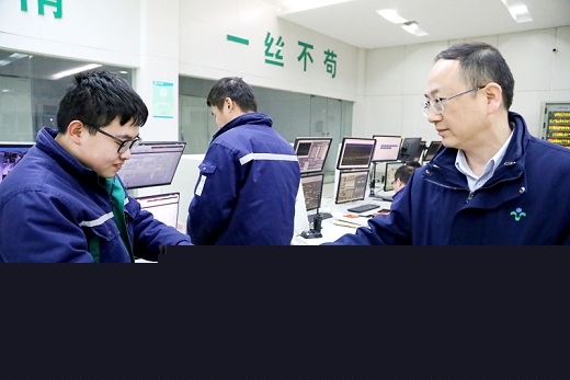 集團公司領導除夕夜看望慰問一線員工