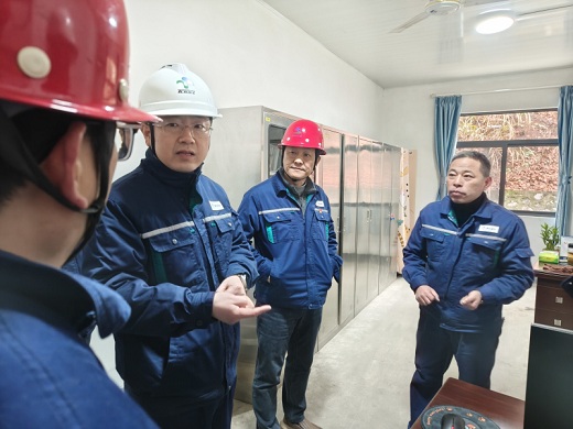 吳亞在新年第一天督導(dǎo)集團公司兩重點企業(yè)工作時強調(diào)全面筑牢安全防線