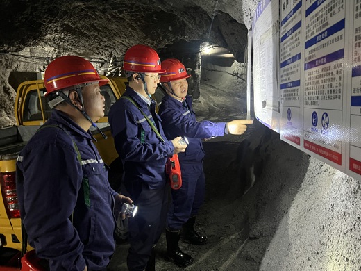 吳亞深入東達礦業井下一線調研指導工作