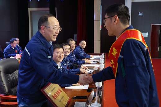 吳亞在六國化工職代會上強調深耕主業深化改革    奮力推進高質量發展