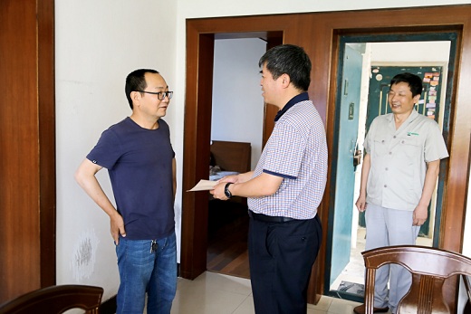 送上黨的關懷  致以節(jié)日問候  陳嘉生袁菊興等“七一”慰問生活困難黨員