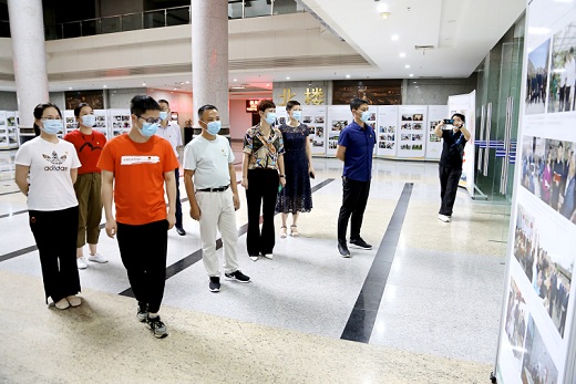 集團(tuán)總部黨員參觀市脫貧攻堅成就展